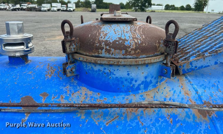 image for item KW9114 1998 Freightliner FLD112 vacuum truck