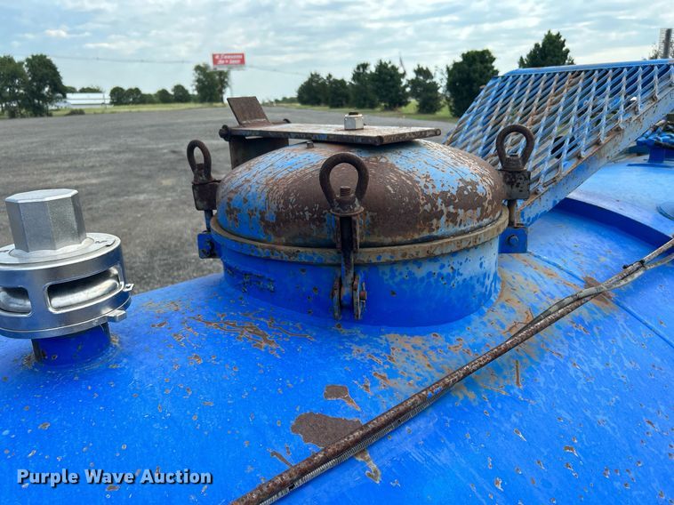 image for item KW9114 1998 Freightliner FLD112 vacuum truck