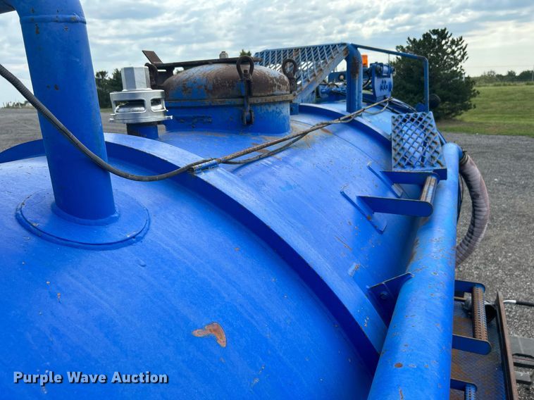 image for item KW9114 1998 Freightliner FLD112 vacuum truck