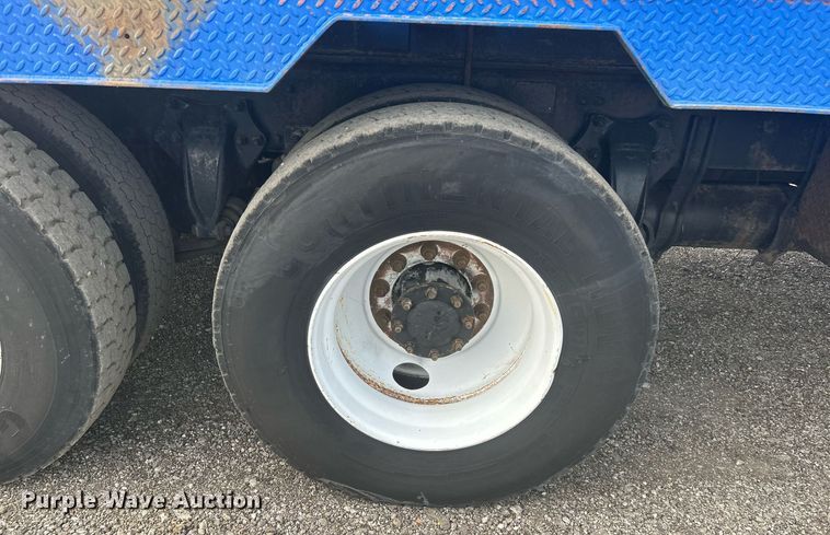 image for item KW9114 1998 Freightliner FLD112 vacuum truck