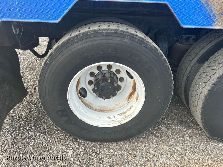 image for item KW9114 1998 Freightliner FLD112 vacuum truck