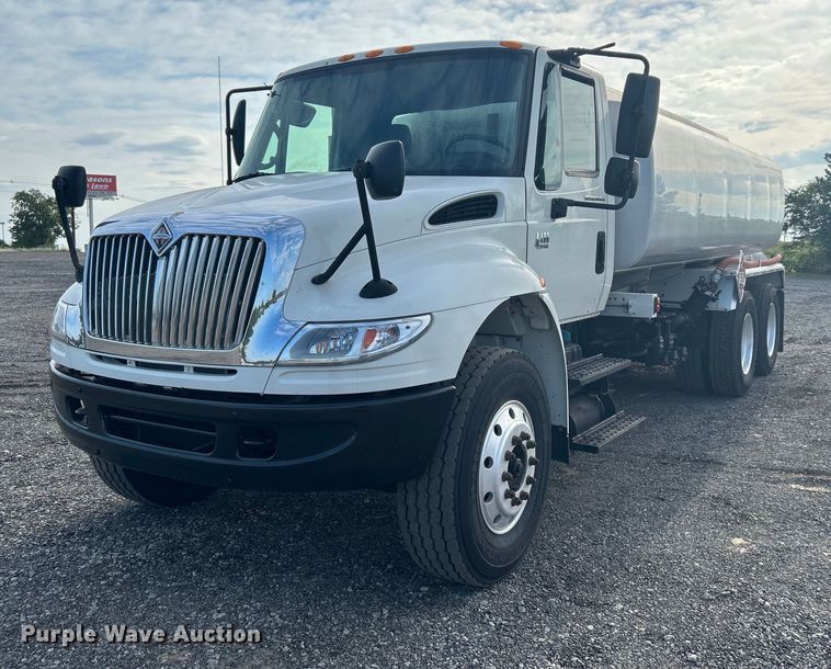 image for item KW9116 2006 International 4400  fuel truck