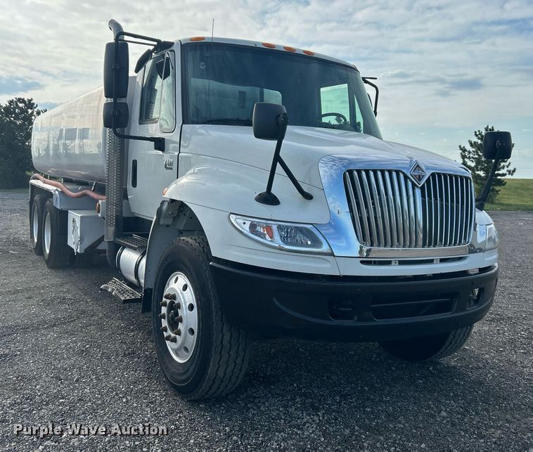 image for item KW9116 2006 International 4400  fuel truck