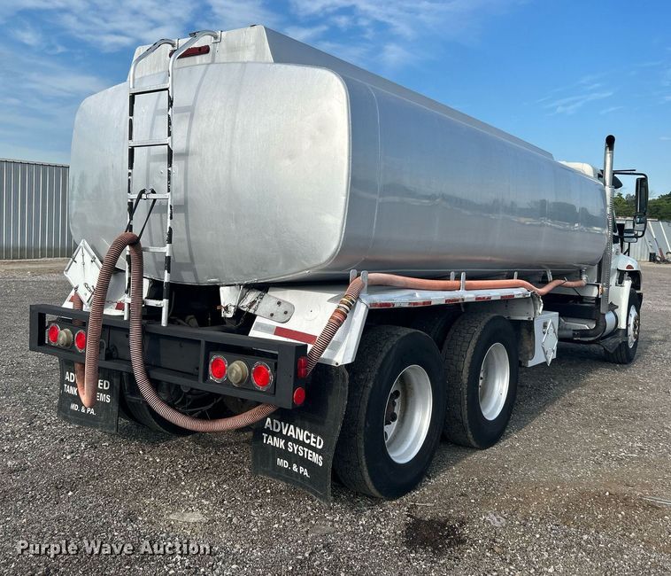 image for item KW9116 2006 International 4400  fuel truck