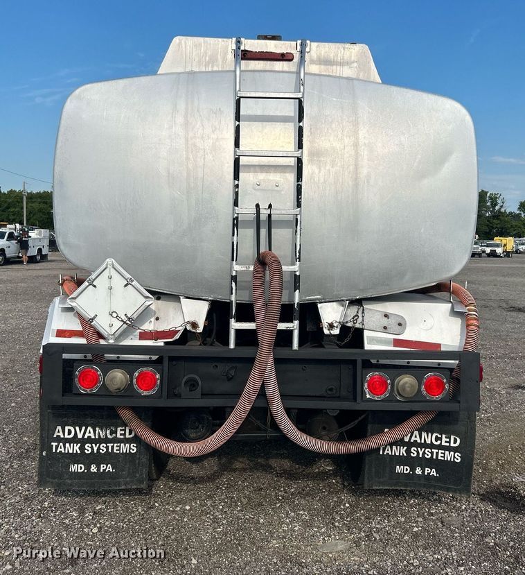 image for item KW9116 2006 International 4400  fuel truck