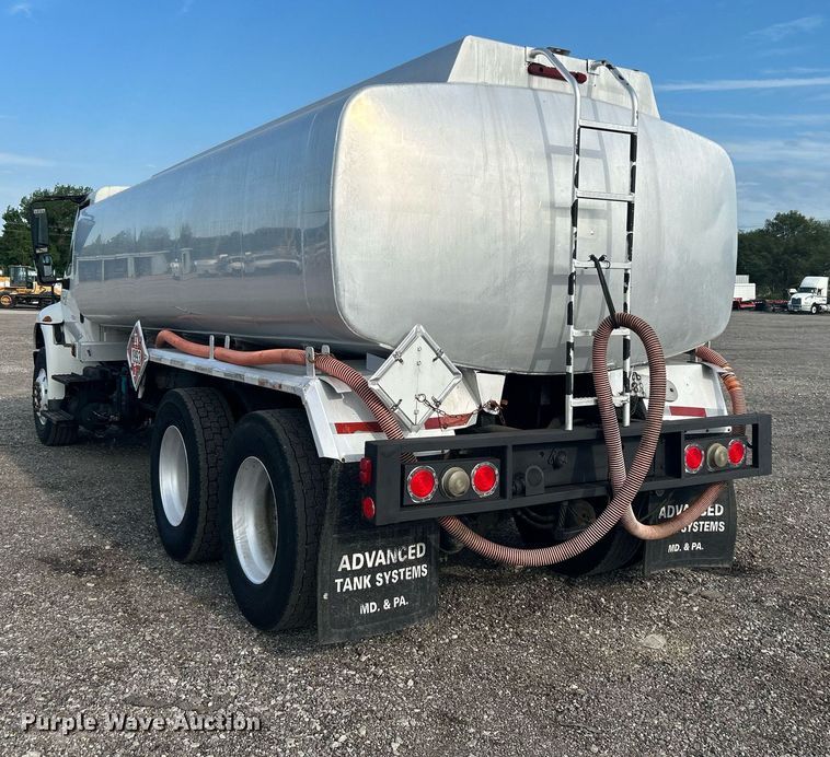 image for item KW9116 2006 International 4400  fuel truck