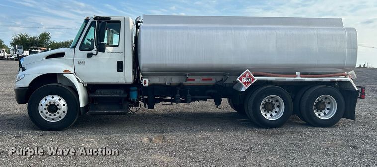 image for item KW9116 2006 International 4400  fuel truck