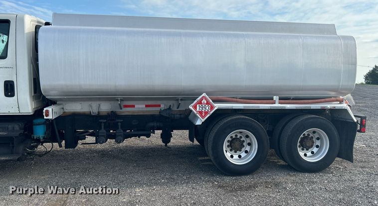 image for item KW9116 2006 International 4400  fuel truck