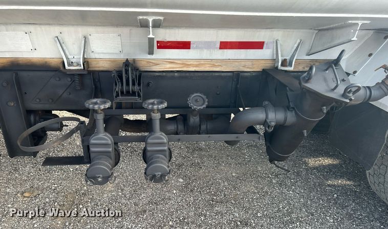 image for item KW9116 2006 International 4400  fuel truck