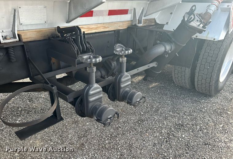 image for item KW9116 2006 International 4400  fuel truck