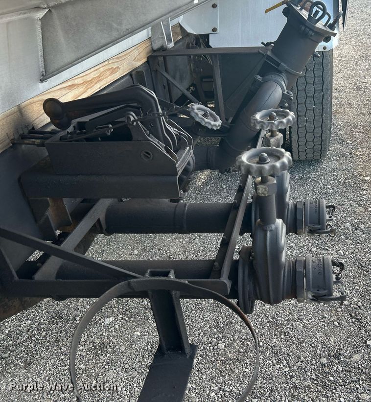 image for item KW9116 2006 International 4400  fuel truck