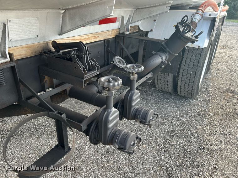 image for item KW9116 2006 International 4400  fuel truck