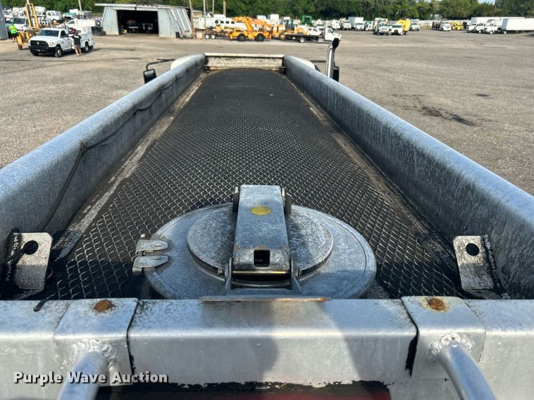 image for item KW9116 2006 International 4400  fuel truck