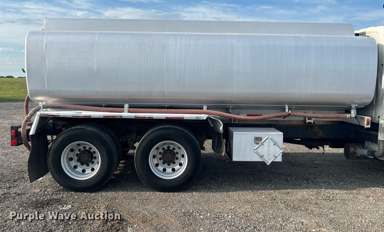 image for item KW9116 2006 International 4400  fuel truck