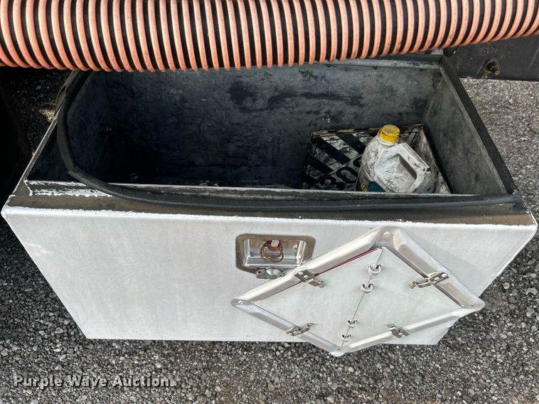 image for item KW9116 2006 International 4400  fuel truck