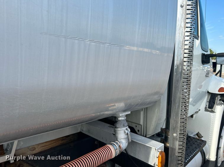 image for item KW9116 2006 International 4400  fuel truck