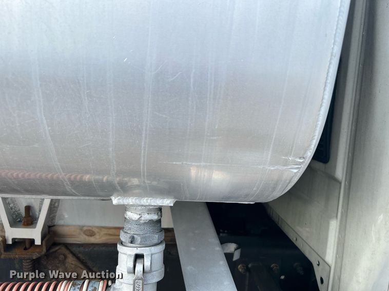 image for item KW9116 2006 International 4400  fuel truck