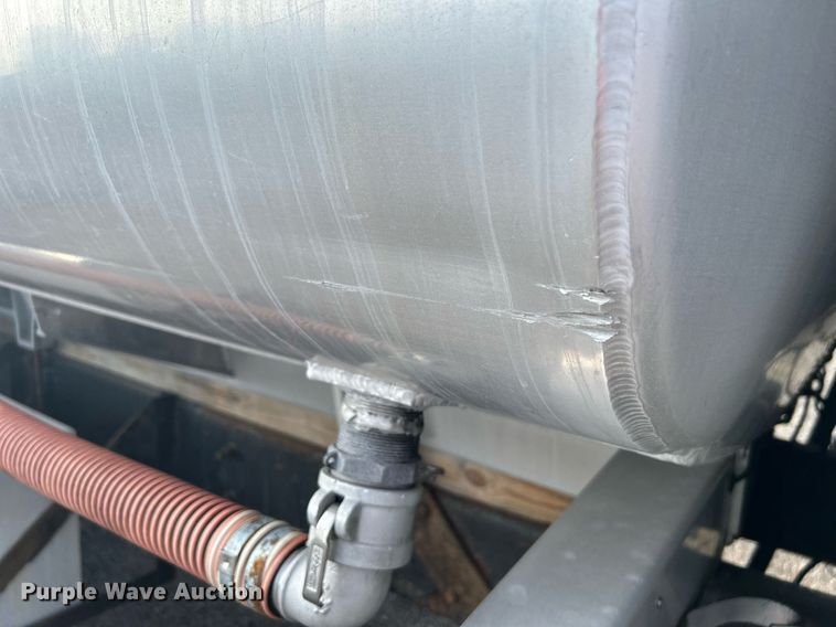 image for item KW9116 2006 International 4400  fuel truck