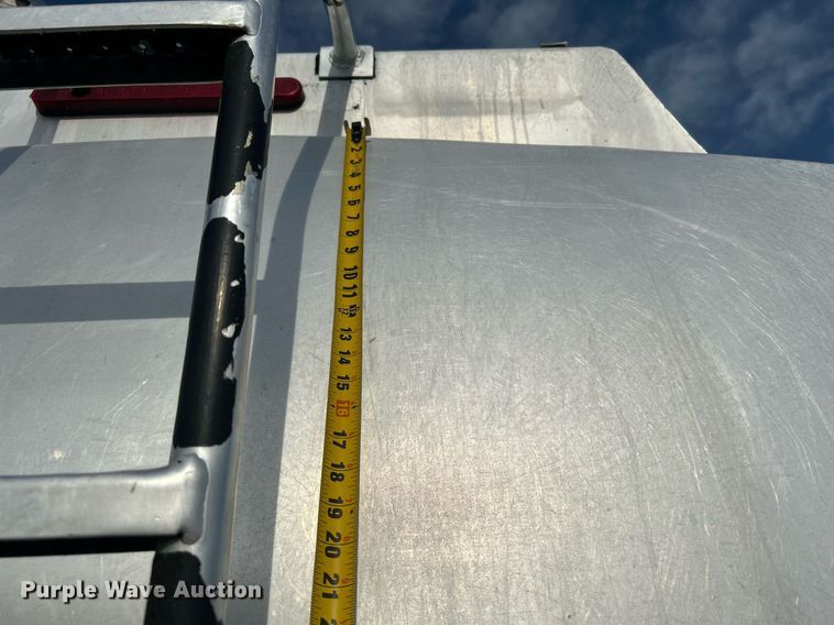 image for item KW9116 2006 International 4400  fuel truck