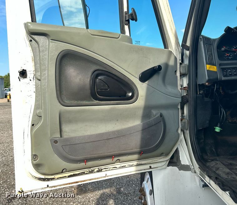 image for item KW9116 2006 International 4400  fuel truck