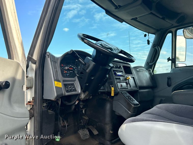 image for item KW9116 2006 International 4400  fuel truck