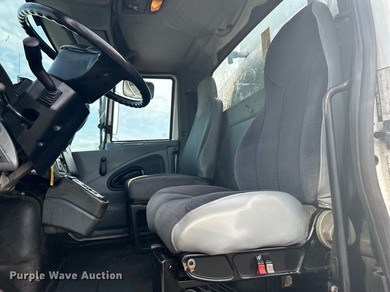 image for item KW9116 2006 International 4400  fuel truck