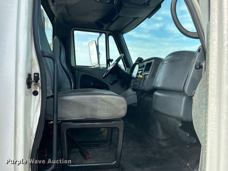 image for item KW9116 2006 International 4400  fuel truck