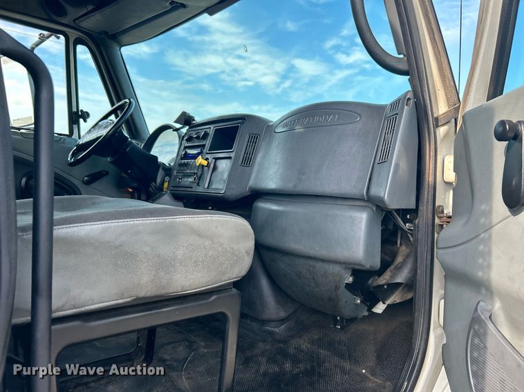 image for item KW9116 2006 International 4400  fuel truck