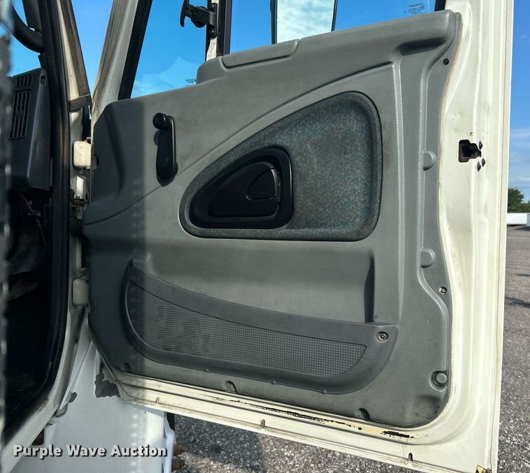 image for item KW9116 2006 International 4400  fuel truck