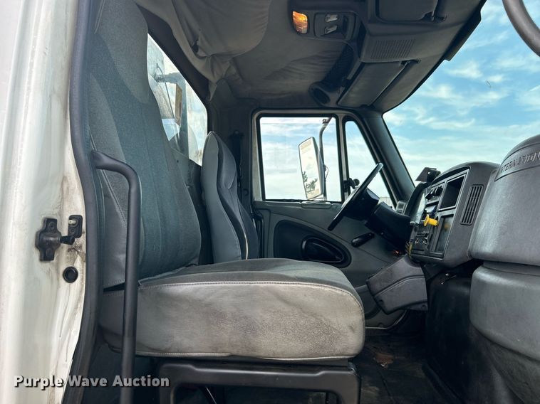 image for item KW9116 2006 International 4400  fuel truck