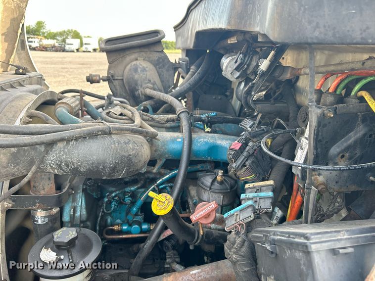 image for item KW9116 2006 International 4400  fuel truck