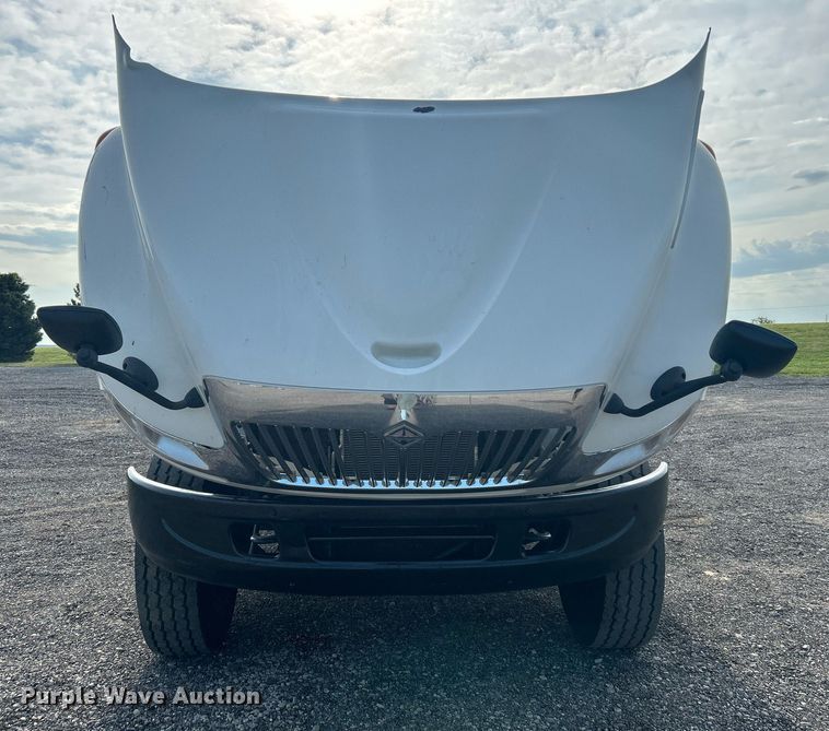 image for item KW9116 2006 International 4400  fuel truck