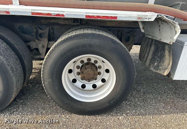 image for item KW9116 2006 International 4400  fuel truck