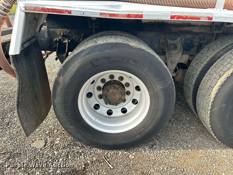 image for item KW9116 2006 International 4400  fuel truck