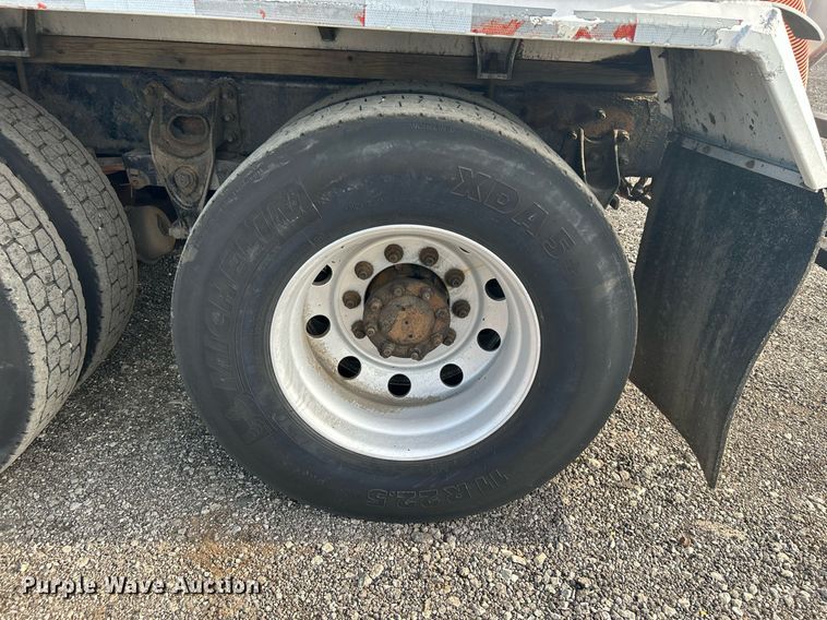 image for item KW9116 2006 International 4400  fuel truck