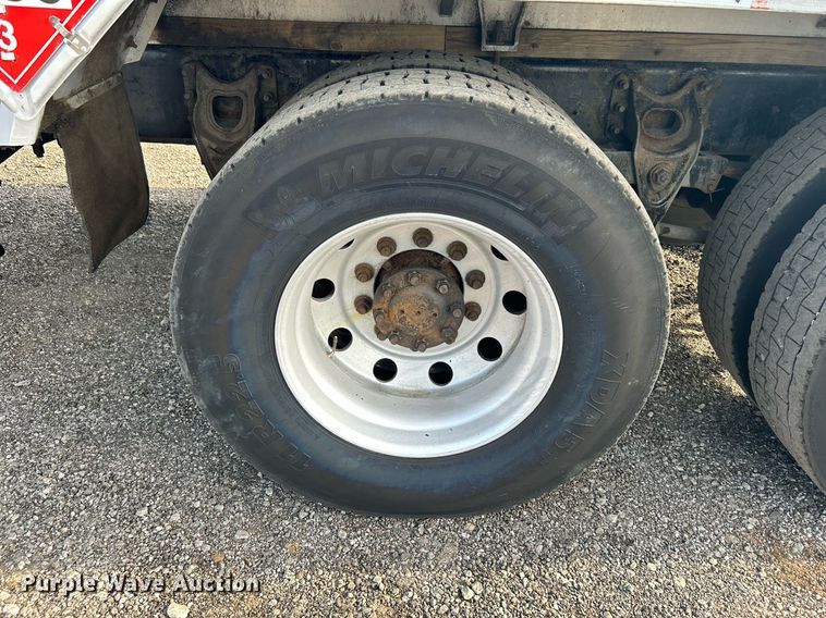 image for item KW9116 2006 International 4400  fuel truck