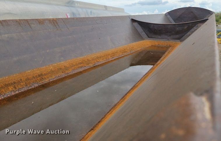 image for item LQ9083 2001 Midland  side dump trailer