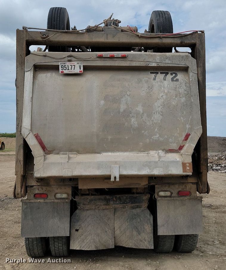 image for item LQ9086 2004 Kenworth T800  dump truck