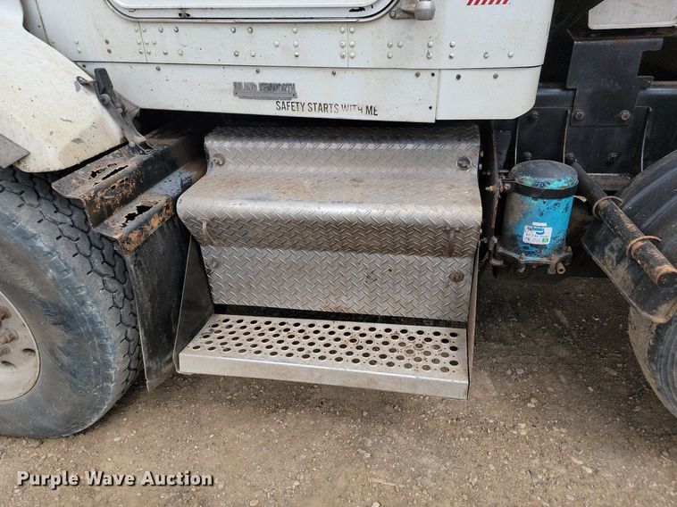 image for item LQ9086 2004 Kenworth T800  dump truck