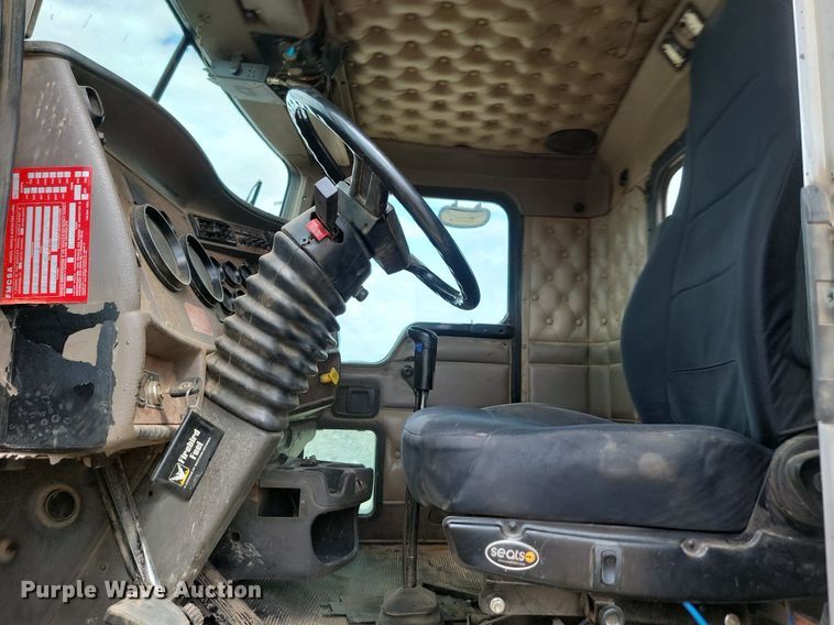 image for item LQ9086 2004 Kenworth T800  dump truck