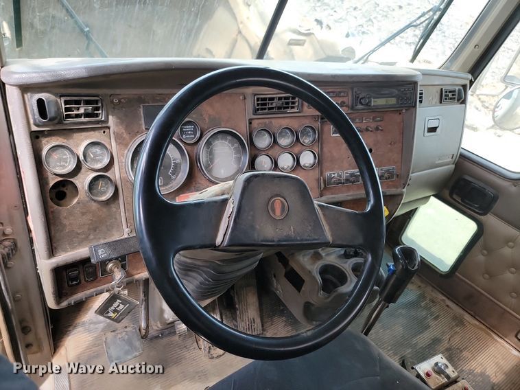 image for item LQ9086 2004 Kenworth T800  dump truck