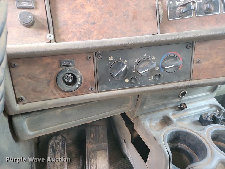 image for item LQ9086 2004 Kenworth T800  dump truck