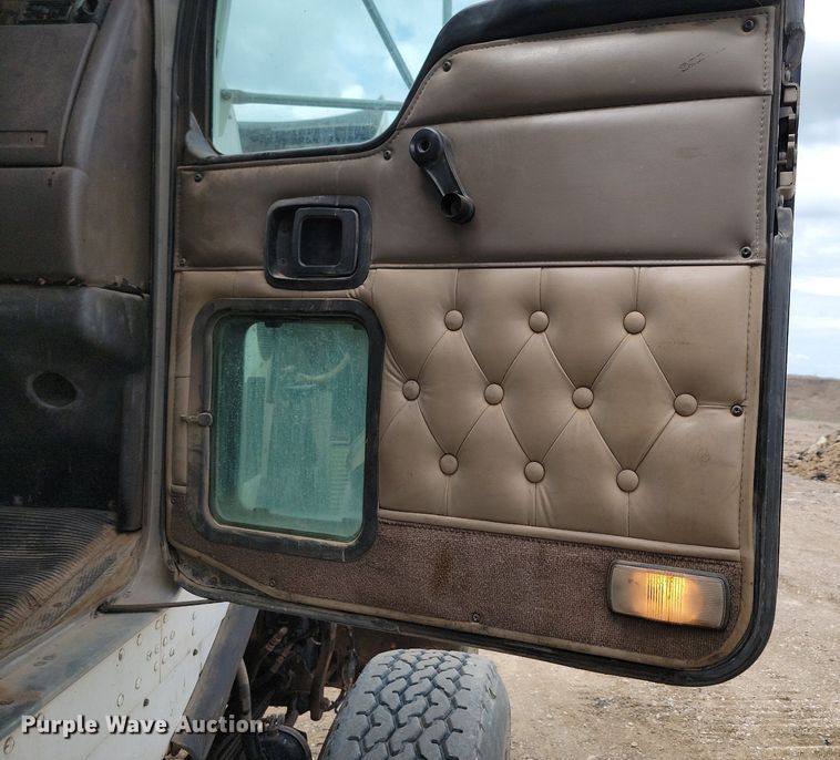 image for item LQ9086 2004 Kenworth T800  dump truck