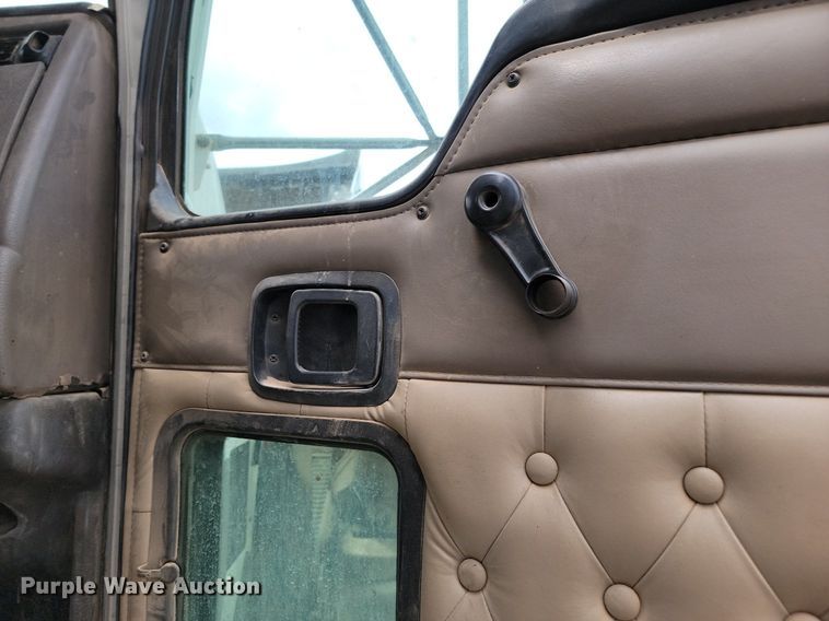 image for item LQ9086 2004 Kenworth T800  dump truck