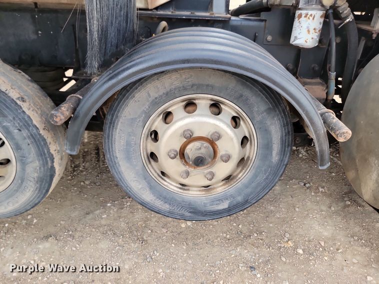 image for item LQ9086 2004 Kenworth T800  dump truck