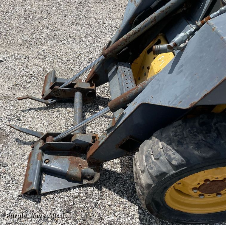 image for item LV9787 2001 New Holland LS140  skid steer loader