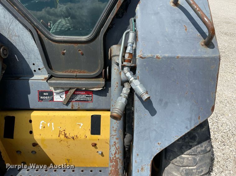 image for item LV9787 2001 New Holland LS140  skid steer loader