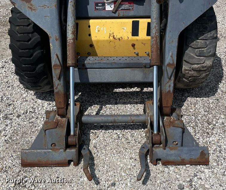 image for item LV9787 2001 New Holland LS140  skid steer loader