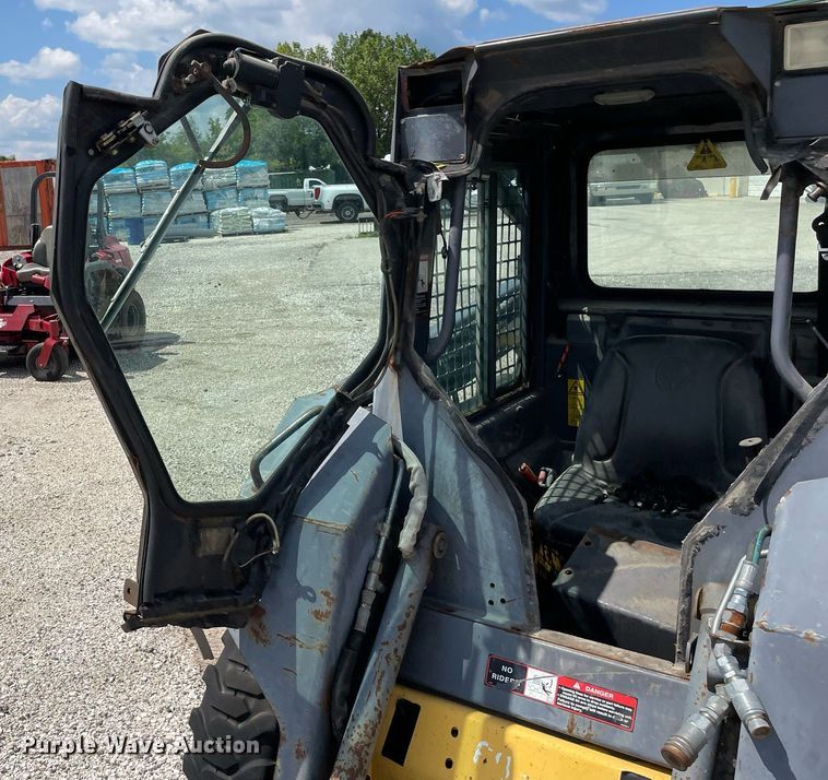 image for item LV9787 2001 New Holland LS140  skid steer loader
