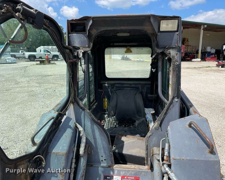 image for item LV9787 2001 New Holland LS140  skid steer loader